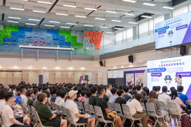 The Recruitment Experience Days held in May 2024 provided members of the public interested in immigration affairs with a preview and hands-on experience of the recruitment process. The event received an enthusiastic response, attracting approximately 2,000 participants.